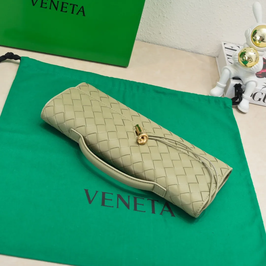 The batch of 1360 BV Andiamo evening handbags has been heavily planted again~ The designer aesthetics in the era of economic downturn are back. I fall in love with it at first sight and can't put it down. It's so beautiful and full of aura. The shape and texture are very competitive. It's light in weight and has sufficient capacity. It's a must-have for fashionistas. It's suitable for many occasions, minimalist, high-end and light luxury. Model No.: 741511 Size: 31*13*3cm